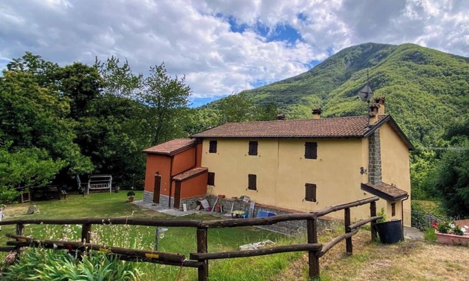 Cutigliano House | Holiday Home 'La Casina Rossa Della Fornace' with Mountain View, Private Garden and Wi-Fi
