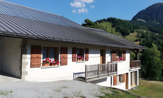 Manigod House | Holiday Home 'La Clé Des Champs' with Mountain View, Private Terrace and Wi-Fi