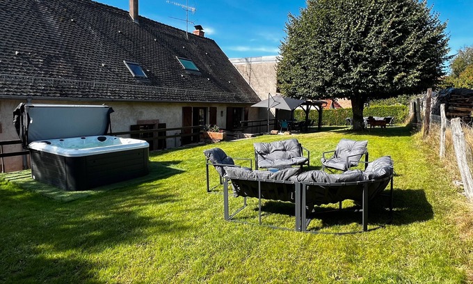 Erckartswiller House | Holiday Home 'La Buissonnière' with Private Terrace, Private Garden and Wi-Fi