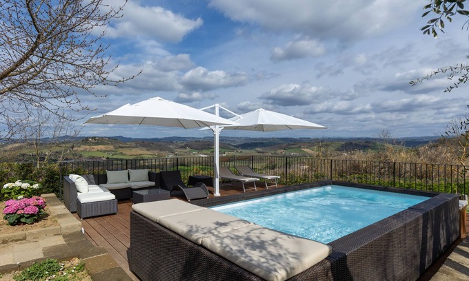 San Gimignano House | Holiday Home 'La Loggia di Giulia' with Private Terrace, Whirlpool and Garden