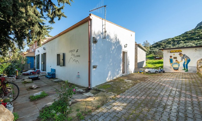 Barbusi House | Holiday Home 'La Rocca Del Pellegrino' with Mountain View, Wi-Fi and Air Conditioning