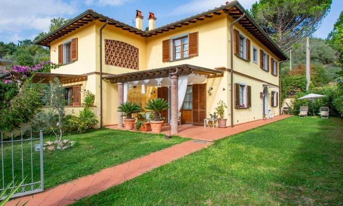 Pugnano House | Holiday Home La Rondine by Interhome