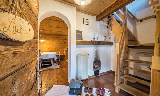 Lagundo House | Holiday Home “Lärchnhittl” with Mountain View, Wi-Fi, Balcony, Terrace & Garden