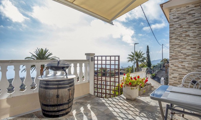 Jedey House | Holiday Home 'Las Golondrinas - B' with Sea View, Private Terrace and Wi-Fi