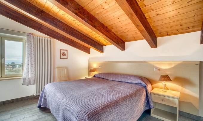 Valfabbrica House | Holiday Home "Le More - Casa Zoe" with Shared Garden & Wi-Fi
