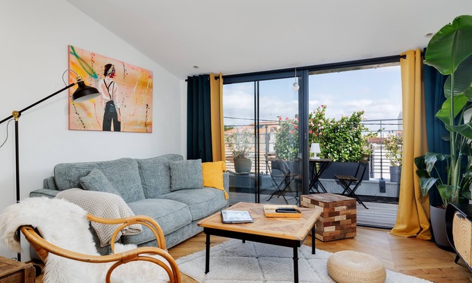Victor Hugo - Saint-Augustin House | Holiday Home 'Loft Contemporain À 2 Pas Du Centre' with Private Terrace, Wi-Fi and Air Conditioning