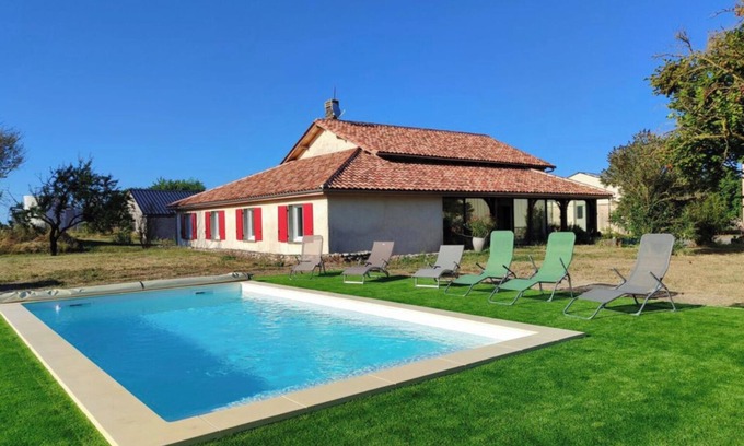 Vanxains House | Holiday Home 'Logis De La Chambre À Blé' with Private Pool, Shared Terrace and Wi-Fi