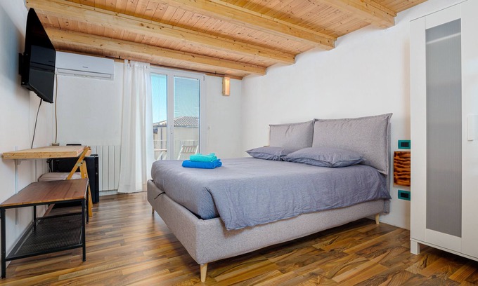 Murta Maria House | Holiday Home Luca House with Open Terrace & Wi-Fi