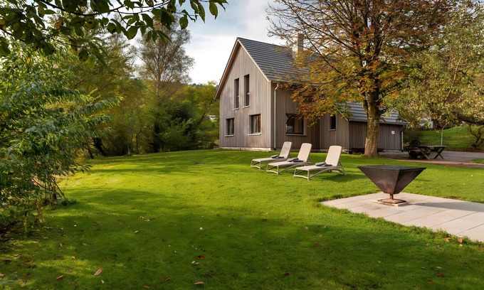 Huzenbach House | Holiday Home 'Lug Ins Tal - Ferienhaus' with Mountain View, Private Terrace and Wi-Fi