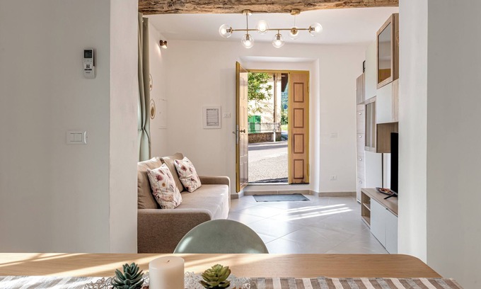 Luco di Mugello House | Holiday Home 'Malachite Suite' with Wi-Fi and Air Conditioning