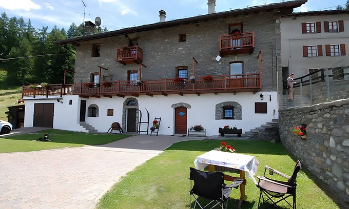 Gressan House | Holiday Home 'Maison Cerise' with Mountain View, Private Garden and Wi-Fi