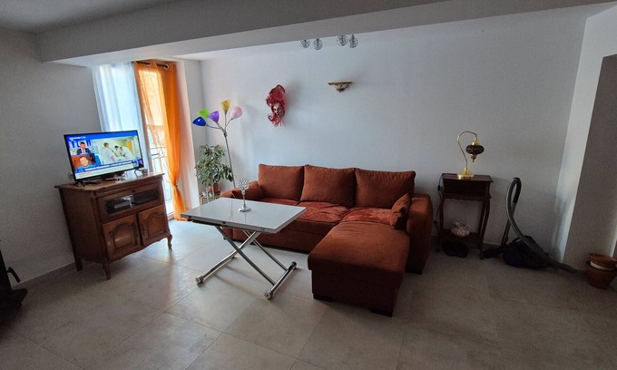 Paulhan House | Holiday Home 'Maison De Village' with Balcony