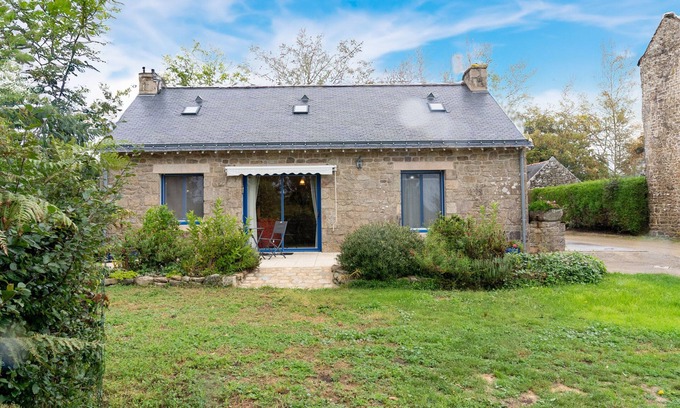 Belz House | Holiday Home 'Maison de Pays' with Private Garden and Wi-Fi