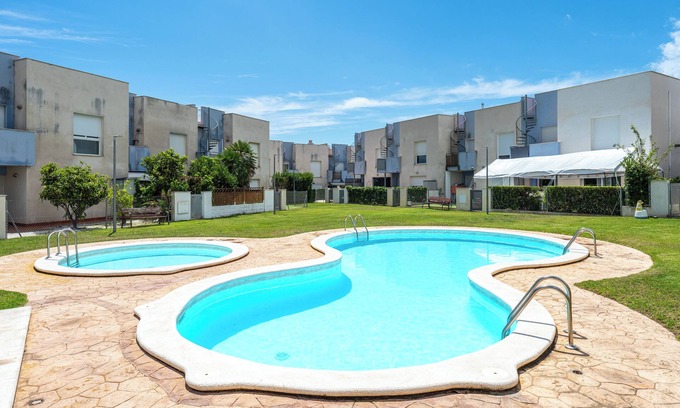 Miami Platja House | Holiday Home 'Mar Azul' with Shared Pool, Wi-Fi and Air Conditioning