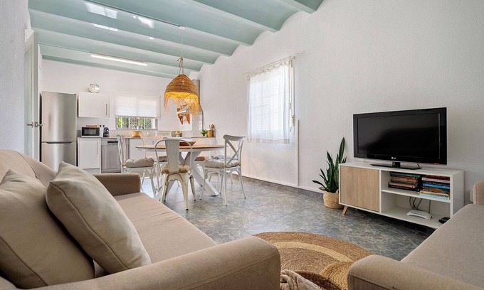 L'Aldea House | Holiday Home "Masia Rosalia" with Private Pool & Wi-Fi