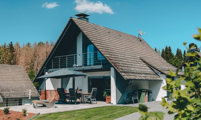 Heringhausen House | Holiday Home 'Mit Terrasse' with Lake View, Private Terrace and Wi-Fi