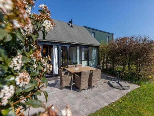 Westenschouwen House | Holiday Home near Beach with Pool Access