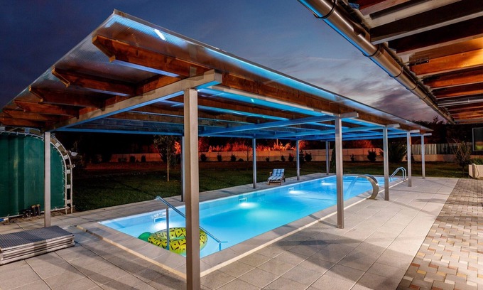 Neoric House | Holiday Home Neoric with Heated Pool