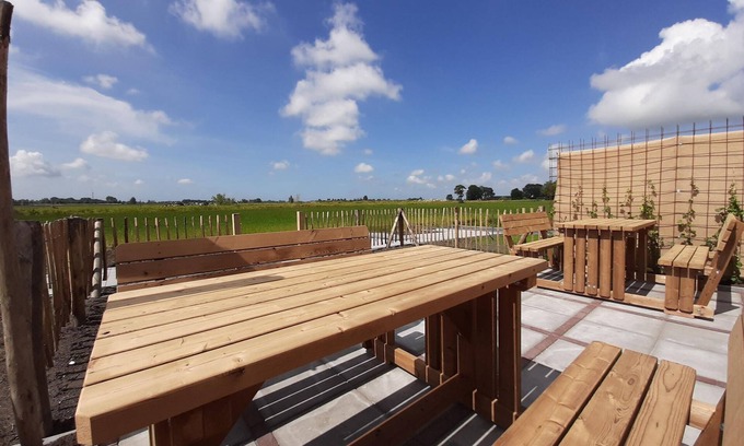 Leons House | Holiday home on the Frisian water with terrace