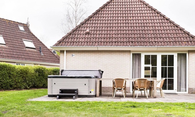 Eernewoude House | Holiday home on the water with sauna, outdoor spa and sloop