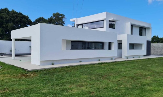 Angra do Heroismo Apartment | Holiday Home 'Bella Casa' with Mountain View, Pool and Air Conditioning
