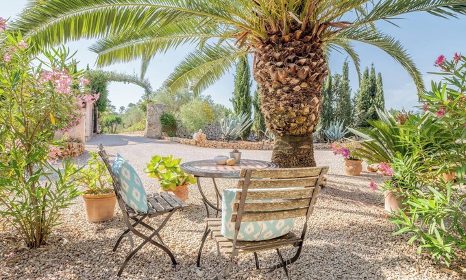 Costitx House | Holiday Home 'Redonda 1' with Mountain View, Shared Pool and Wi-Fi