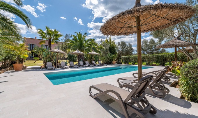 Costitx House | Holiday Home 'Redonda 2' with Mountain View, Shared Pool and Wi-Fi