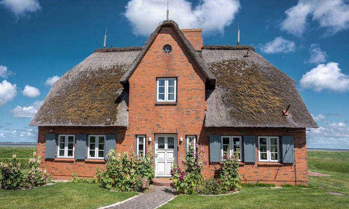 Langeneß House | Holiday Home 'Reethuus Am Fething' with Sea View, Private Garden and Wi-Fi