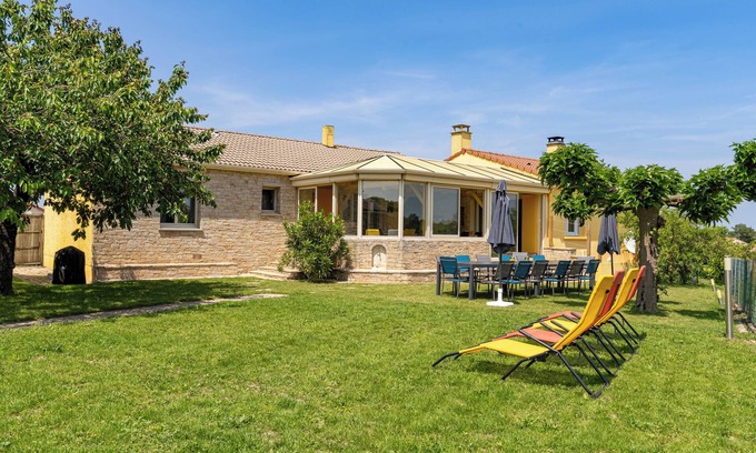 La Verrie House | Holiday Home 'Refuge des Amis' with Private Garden and Wi-Fi