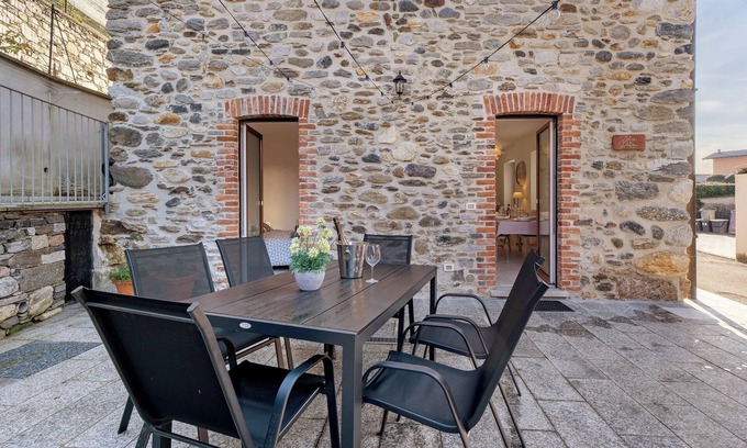 Comero House | Holiday Home 'Residenza Jasmine Grey Apartment' with Private Garden and Wi-Fi