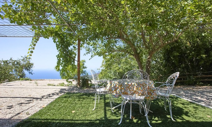 Gioiosa Marea House | Holiday Home 'Rustico 'al Casale' with Sea View, Shared Garden and Wi-Fi