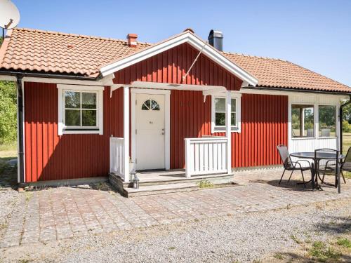 Kalvsvik House | Holiday Home Skärvudde Huset by Interhome