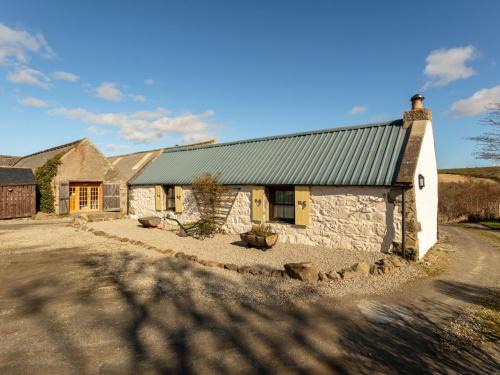 Aberchirder House | Holiday Home Sunflower Cottage by Interhome