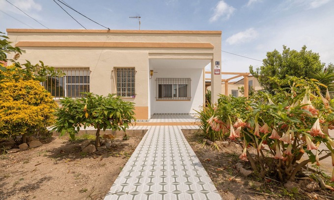 Deltebre House | Holiday Home 'Teresa Deltebre' with Private Terrace, Wi-Fi and Air Conditioning