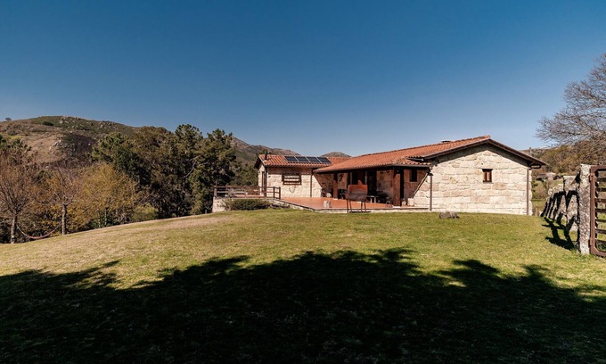 Carvalheira House | Holiday Home 'Turismo Rural No Gerês' with Mountain View, Private Garden and Wi-Fi