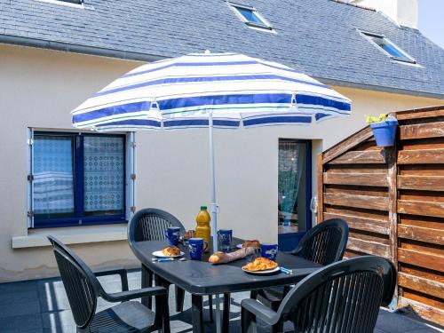 Plounevez-Lochrist House | Holiday Home Ty Channed by Interhome