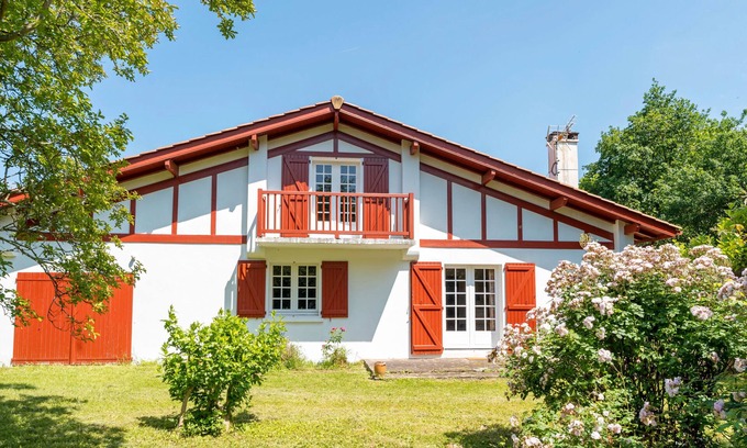 Sare House | Holiday Home "Usoak" with Mountain View, Private Terrace & Wi-Fi