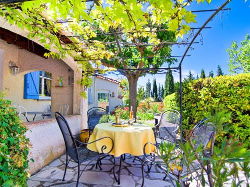 Moissac-Bellevue House | Holiday Home Villa Datcha by Interhome