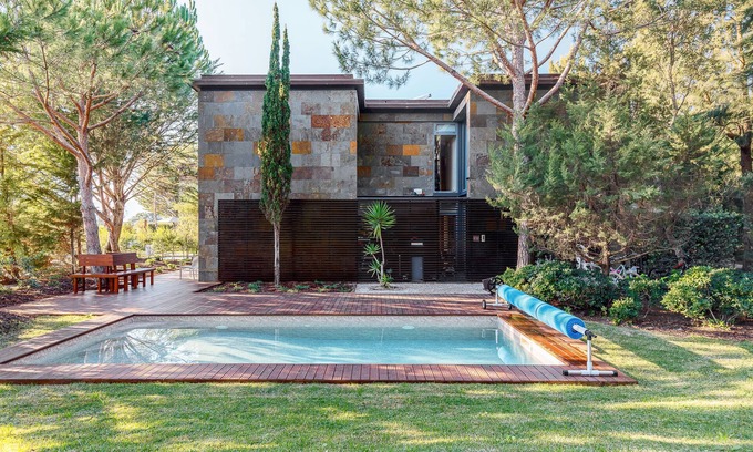 Carvalhal House | Holiday Home 'Villa Paradise' with Private Pool, Wi-Fi and Air Conditioning