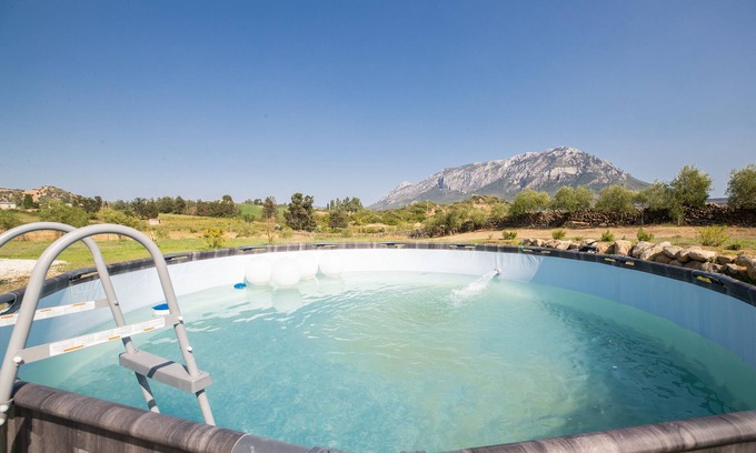 Loculi House | Holiday Home "Villa S'ena e Su Juncu" with Mountain View, Pool & Wi-Fi