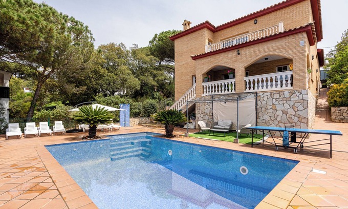 Vidreres House | Holiday Home 'Villa Yulia' with Private Pool, Private Terrace and Wi-Fi