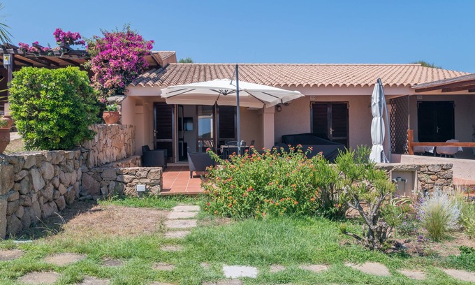 Capo d'Orso House | Holiday Home 'Villetta Porto Mannu Beach' with Terraces & A/C