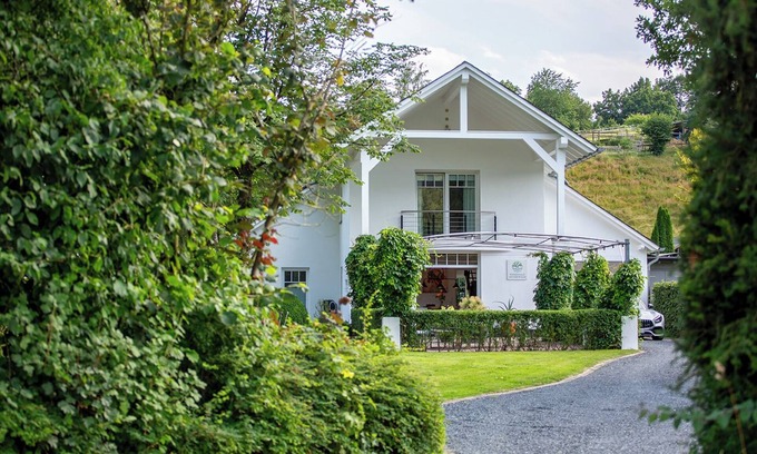 Eslohe House | Holiday Home 'Wennetraum' with Private Terrace, Private Garden and Wi-Fi