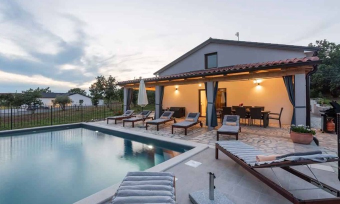 Buje House | Holiday home With a large garden pool