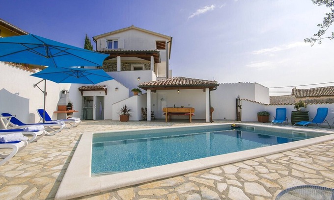 Dracevac House | Holiday home with a pool for 7 persons only 6 km from beautiful beaches.