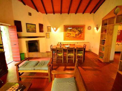 San Marcello Piteglio House | Holiday Home with Garden and shared pool