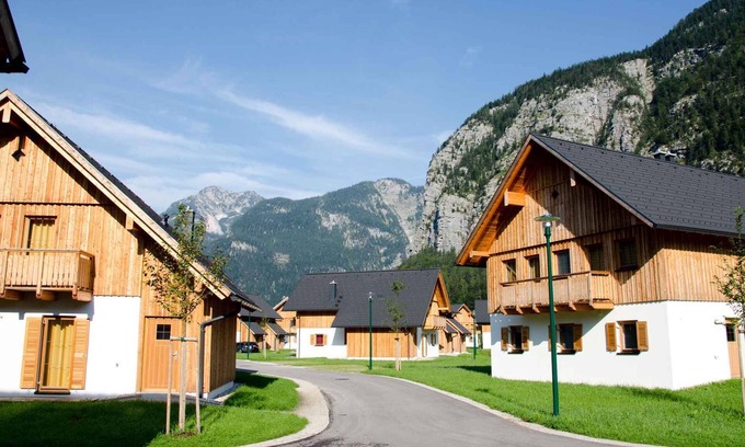 Obertraun House | Holiday home with indoor pool, spa and children's playground in the Village