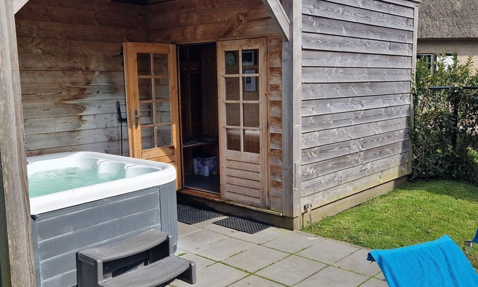Tzummarum House | Holiday home with jacuzzi near the Wadden Sea