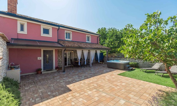 Dracevac House | Holiday home with Jacuzzi in Porec