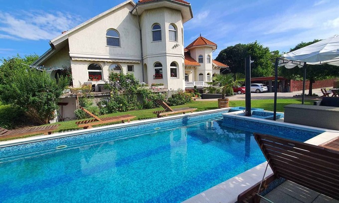 Siofok House | Holiday home with Pool and Internet
